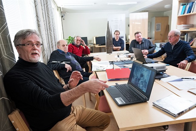 Rune Rönnqvist, Tore Backa, Berndt Back, Thore Hästbacka, Leif Grankulla och Karl-Johan Fagerudd har forskat i vinterkriget och har många bilder och berättelser att bjuda på.