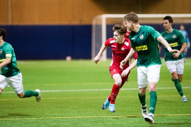 Kyle Curinga behåller sin plats för KPV. Här mot Jaro och Aron Bjonbäck.
