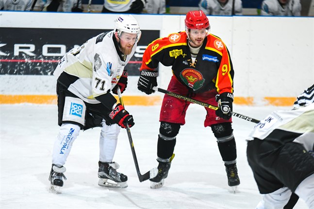 KoMu:s Mika Halava (till vänster) gjorde livet surt för IFK Lepplax på söndagen. Han gjorde sju mål av tretton när Korsholmslaget utklassade sina gäster. Bilden från en tidigare match mot Kronan som här representeras av Niko Kivinen.