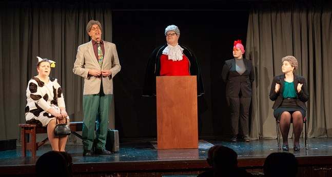 Fallet med kossan Majros som eventuellt begått hemfridsbrott tas upp i ”Hov-rätten”. Från vänster Gunilla Lillbacka, Ulf Johansson, Jonas Gammelgård, Sissel Englund och Amanda Björklund.