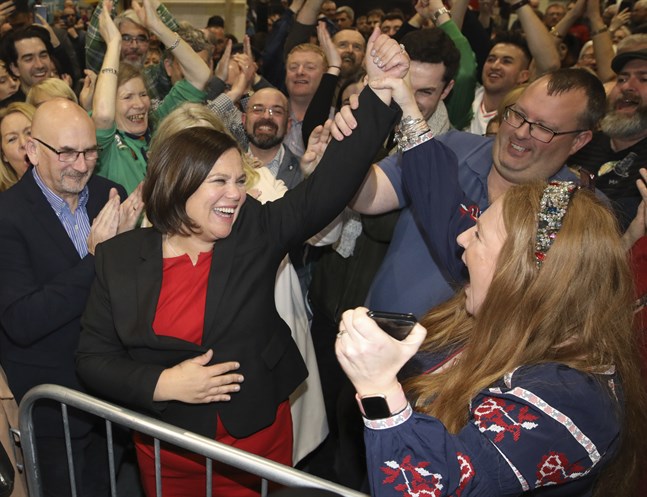 Sinn Féins ledare Mary Lou McDonald firar efter partiets framgångar i Irlands parlamentsval på lördagen.