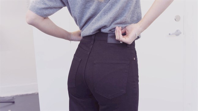 En kund som deltog i testet provar sina jeans.