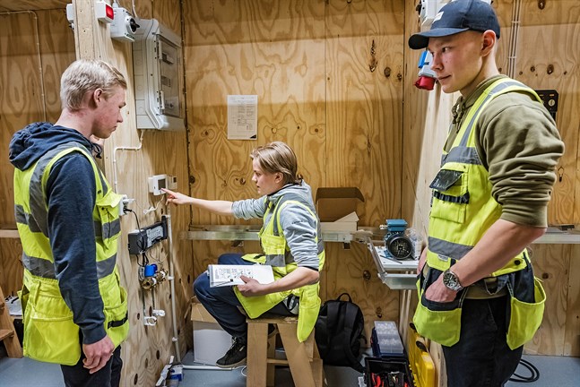 Matias Mehtälä, Hannes Moisio och Aleksi Heikkilä studerar el och automation. De är glada över att få ha egna installationsbås att jobba i. Hannes går kombi och har således även studentexamen som mål. Kpedus nya lokaler för el- och automation i Karleby. 10.2.2020.