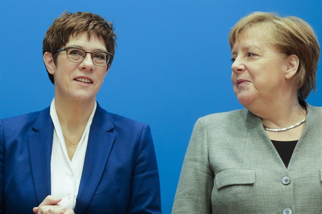 Tysklands förbundskansler Angela Merkel satsade sina kort på efterträdaren Annegret Kramp-Karrenbauer som röstades fram som partiledare för konservativa CDU. Ett år senare slänger hon in handduken. CDU, regeringen och Tyskland kastas in i en slags regeringskris.