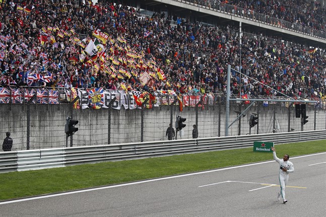 Formel 1-loppet i Shanghai den 19 april riskerar att bli inställt på grund av coronavirusets spridningsrisk. Bilden är från i fjol då britten Lewis Hamilton firade segern i loppet.