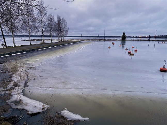 Den hårda sydliga vinden har medfört mycket högt vattenstånd i Kvarken. Bilden är tagen på måndagsmorgonen nedanför Kronomagasinet i Vasa.
