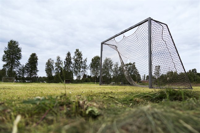 Korsholms kommun säljer en gammal fotbollsplan med tillhörande mål till högst bjudande. Planen på bilden har inget med auktionen att göra.