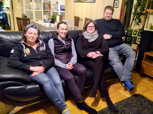 Annika Eklund-Storrank, Ida Kronholm och Annakarin och Patrik Kyheröinen trivs i London.