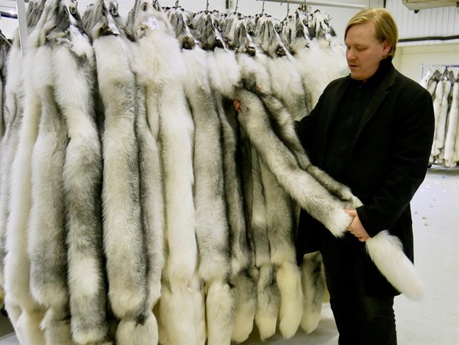 Christoffer Eriksson håller ett shadow frost skinn.