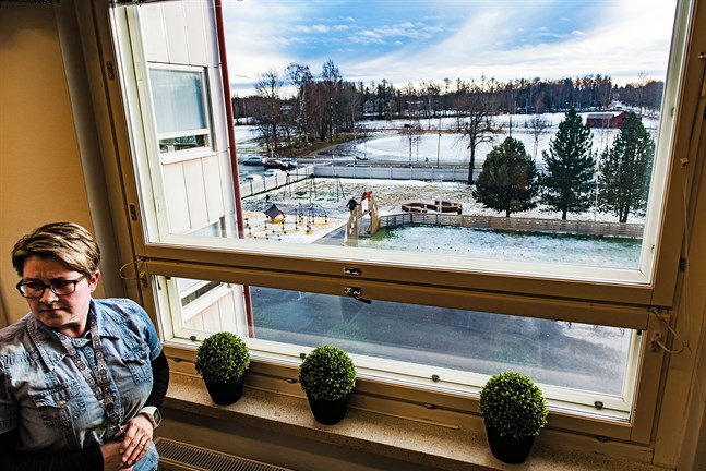 Matematikläraren Marjo Nylund anser att tomten för Etelänummi skola i Jakobstad är för trång för en enhetsskola med cirka 500 elever. I närheten finns visserligen Mässplan, men Trädgårdsgatan är livligt trafikerad.