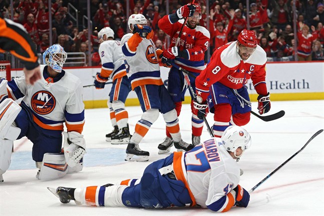 Aleksander Ovetjkin (8) hade chansen att göra sitt 700:e NHL-mål i natt. Men han stoppades av Leo Komarov och hans Islanders.