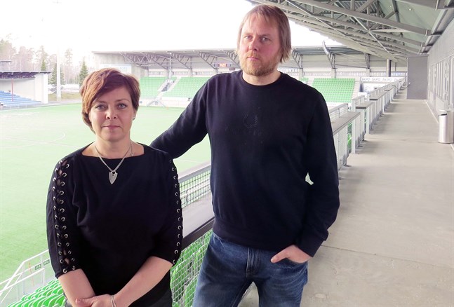 Päivi Uusi-Pohjola och VPS juniorförenings verksamhetsledare Joni Keturi.