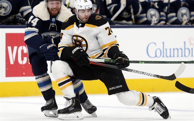 Bostons Jake DeBrusk, till höger, håller hårdare i sina hockeyklubbor för tillfället.