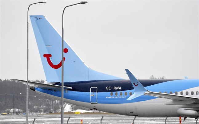 Ett TUI flygplan av modellen Boeing 737 Max 8 parkerat på Arlanda flygplats.