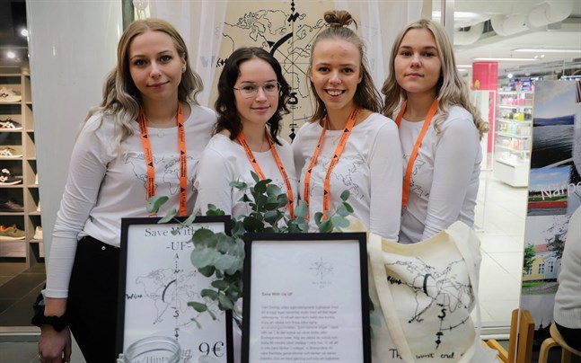 "This won't end up in our seas" står det på tygkassen som UF-företaget Save with us säljer. Egen design och reflexspray gör kassen unik, säger Amina Zulic, Natalie Stenlund, Julia Böling och Ida-Louise Wikman, från Närpes.