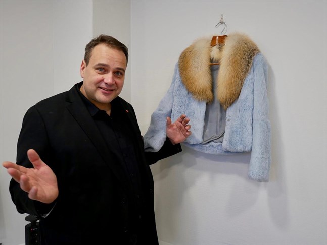 Steven Frostdahl, informationschef för Fifur i Österbotten, visar upp en päls som gjorts av designstuderande vid Novia för serien ”Alice in furland”.