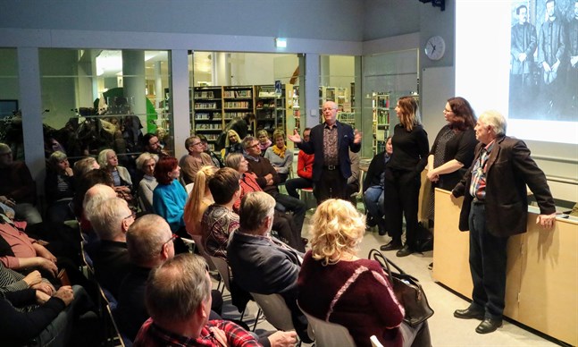 Gustav Björkstrand tror att sömnpredikanten Maria Åkerblom hade en personlighetsstörning med psykopatiska drag. Hennes anhängare trodde att genom henne talade Gud. Till höger om Gustav Björkstrand syns moderatorn Sofie Stara samt samtalsdeltagare Jolin Slotte och Johan Helander.