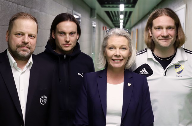 Grannar på varsin sida aulan i Sandviken. VPS ordförande Riku Asukas, VPS-tränaren Christian Sund, Vasa IFK:s ordförande Ann-Christine Grönholm och VIFK-tränaren Max Peltonen är ense om att samarbetet dem emellan kommer att fostra ännu bättre fotbollsspelare.
