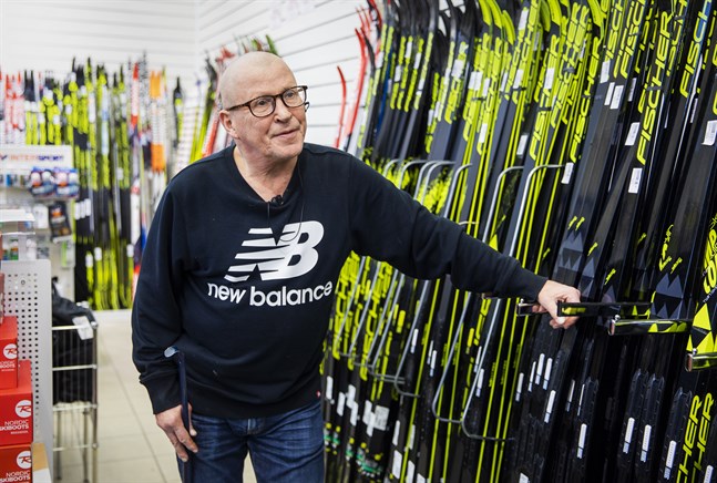 Olli Saarinen, försäljare på Intersport Wasasport, säger att försäljningen av främst längdskidor har varit utmanande.