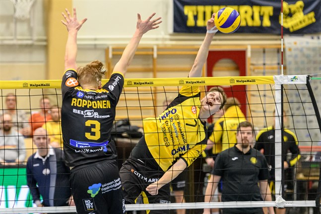 Tiikerits Jere Mäkinen (7) slår bollen förbi Antti Ropponens blockering. Ropponen med 24/+13 var planens bästa spelare.