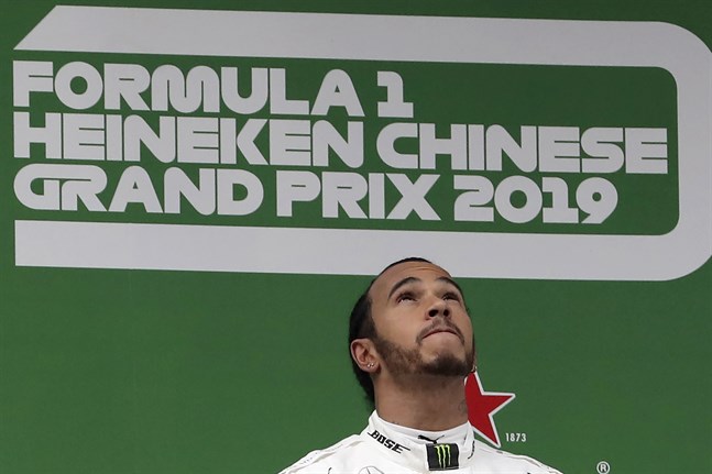 Mercedesföraren Lewis Hamilton vann Kinas Grand Prix i Shanghai i fjol. Men i år blir det ingen tävling. Oron för coronaviruset gör att den ställs in. Arkivbild.