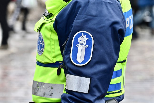 Ett hotfullt meddelande hittades på en spegel i Godby högstadium på tisdagen.