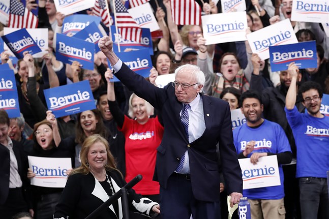 Bernie Sanders inför jublande anhängare på sin valvaka i New Hampshire.