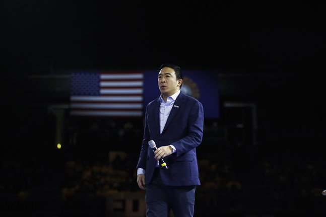 Affärsmannen Andrew Yang drar sig tillbaka från Demokraternas primärval. Det gör också Michael Bennet och Deval Patrick. Arkivbild.