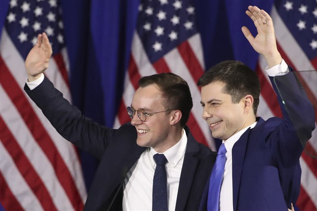 Presidentaspiranten och tidigare borgmästaren i Indianastaden South Bend, Pete Buttigieg, tillsammans med maken Chasten Buttigieg i Nashua i New Hampshire.