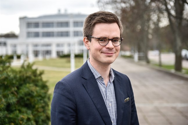 Nils Torvalds nya specialmedarbetare Robert Vickström är journalist på Nya Åland.