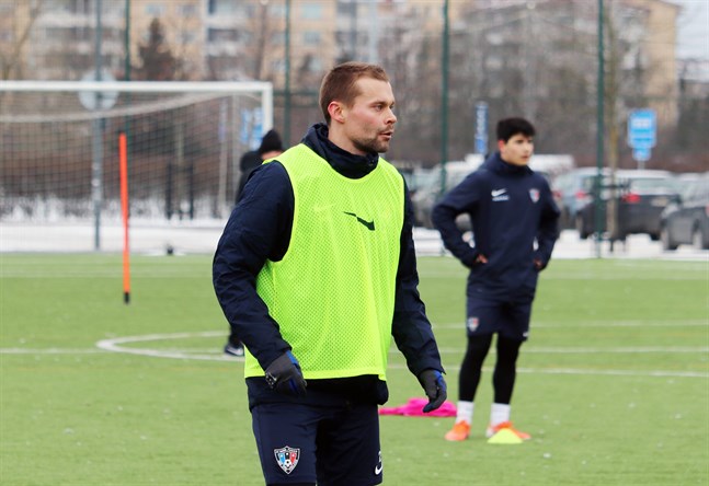 Jesper Engström har bytt vinterträning i Fennia Arena i Vasa mot att nöta konstgräset i Kuppis.