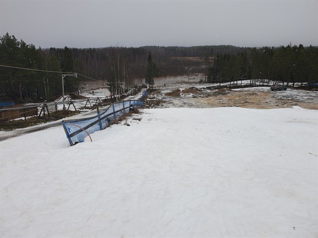 Så här såg det ut i Bergöbacken på tisdagen. Uppe i backen låg konstsnön kvar. Värre var det längre ner.