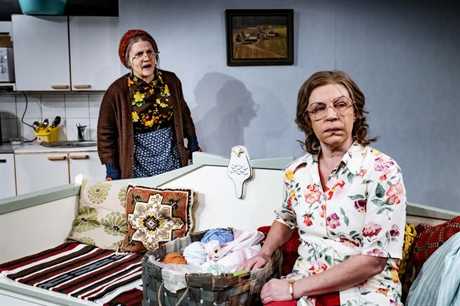 Hanna Vähäniemi (till vänster i bild) och Irina Parviainen (till höger i bild) övertygar i sina roller som Äite och Aili.