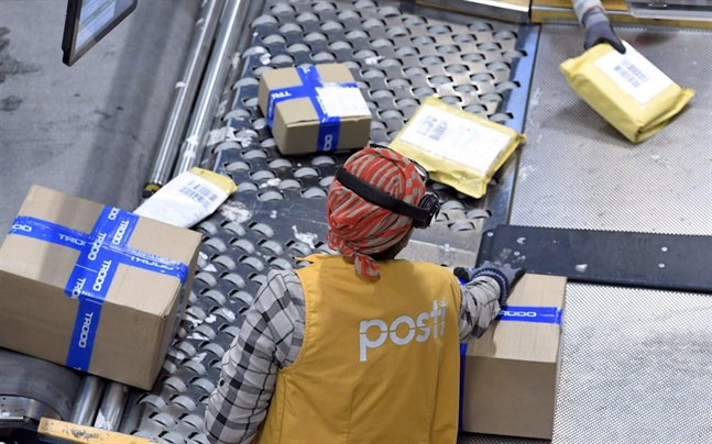 Epidemin i Kina försvårar postverksamheten i landet men finländska Posten har inga planer på att stoppa försändelserna till och från Kina, enligt Sami Finne som ansvarar för internationella näthandelstjänster vid Posten.