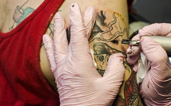 Tatueringsfärger innehåller ofta ämnen som befaras vara cancerframkallande, eller för höga halter av föroreningar. Men det är oklart hur stora risker de farliga ämnena för med sig vid just tatuering.