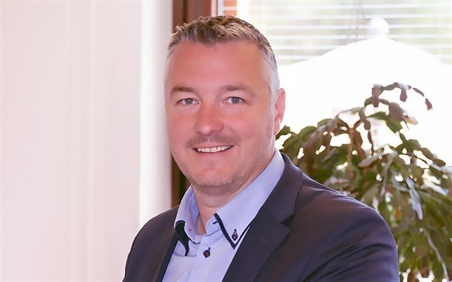 Tony Westerlund är inne på sitt nionde år som vd för Bottenhavets sjukhem. Han har tackat ja till att samtidigt sköta vd-skapet för Nykarleby sjukhem.