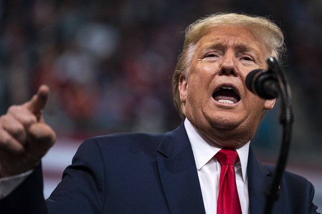 President Donald Trump talar på ett kampanjmöte i New Hampshire.