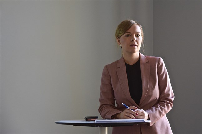 Katri Kulmuni presenterar arbets- och näringsministeriets klimatstrategi.