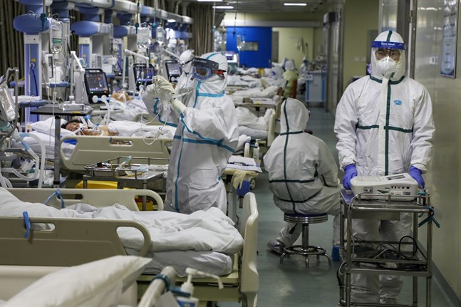 Patienter och vårdpersonal på en intensivvårdsavdelning i den värst drabbade staden Wuhan.