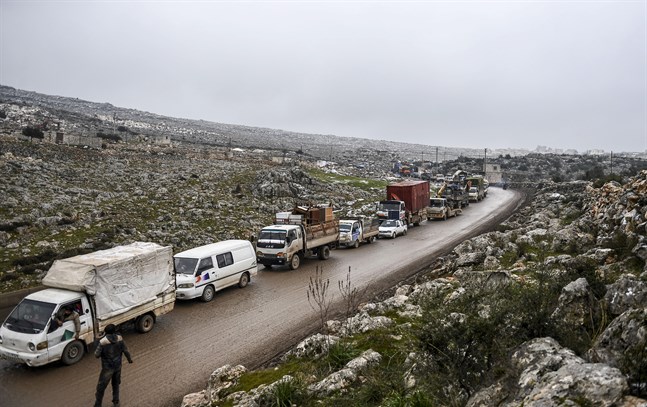 Civila syrier flyr från krigshärjade Idlib i dåligt väder. Bilden är tagen på torsdagen.