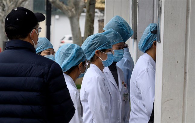 Sjukskötare bär ansiktsmasker vid ett sjukhus i Shanghai.