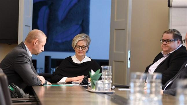 Jyrki Hollmen, Vuokko Piekkala och Turja Lehtonen fortsätter förhandla eftersom Industrifacket inte godkände medlingsbudet.