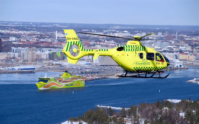 En av Finnhems helikoptrar över Helsingfors.