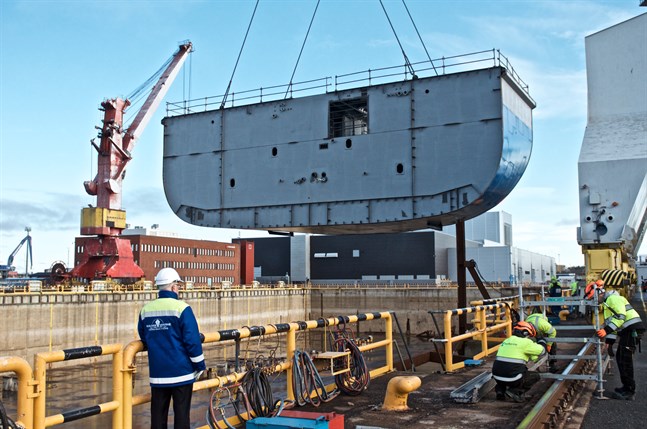 Den första delen av nya färjan, ett block på 26 x 12 x10 meter, sänks ned i torrdockan.