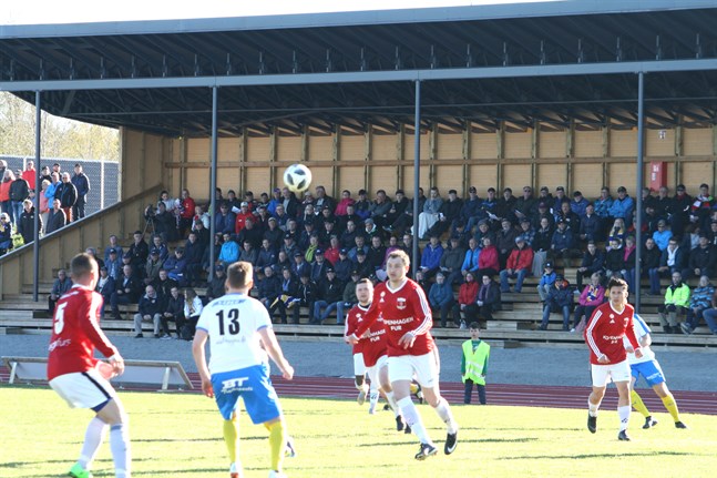 Korsnäs FF och Kraft möts direkt i den första omgången då fotbollstrean kör igång. Här ett foto från lagets möte i fjol.