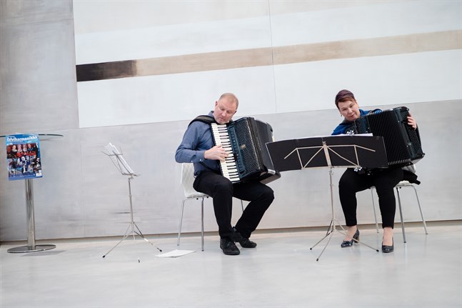 Jörgen Sundequist och Päivi Mettälä lever och andas dragspel. Under fredagen spelade de i Campus Allegros aula i Jakobstad.