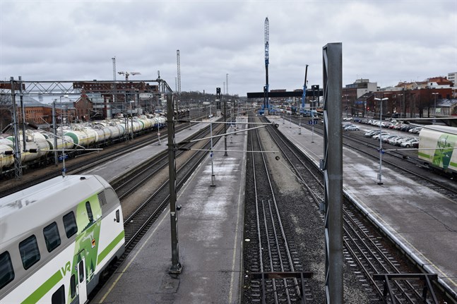 Snart kan planeringen av Entimmeståget till Åbo och Finlandsbanan börja på allvar. Kommunerna och staten lägger in flera hundra miljoner euro i planeringen och hoppas på saftiga bidrag från EU.