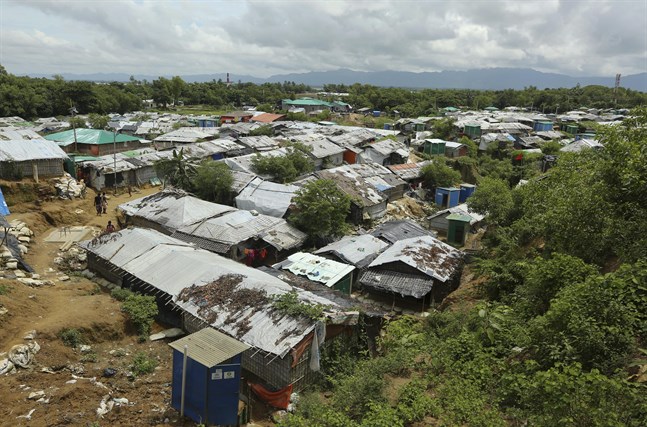 Många rohingyer befinner sig i flyktingläger i Bangladesh. En del av dem försöker ta sig därifrån båtvägen.