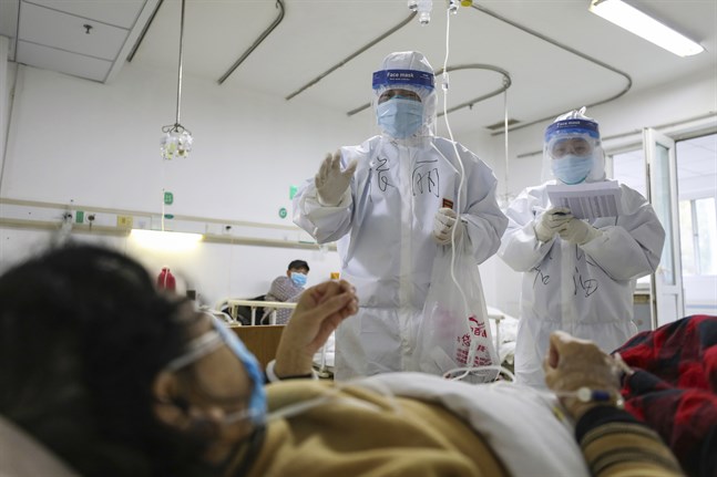 Vårdpersonal undersöker en patient på Jinyintansjukhuset i Wuhan i Hubeiprovnisen.