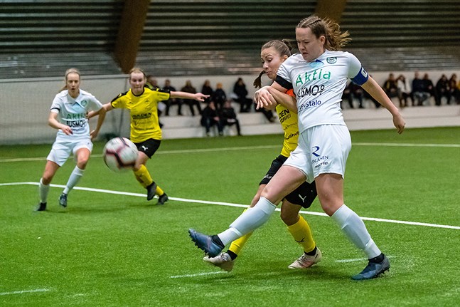 Jenna Topra tränger sig fram och sparkar in 0–1 för TiPS i fredagens kvartsfinal.